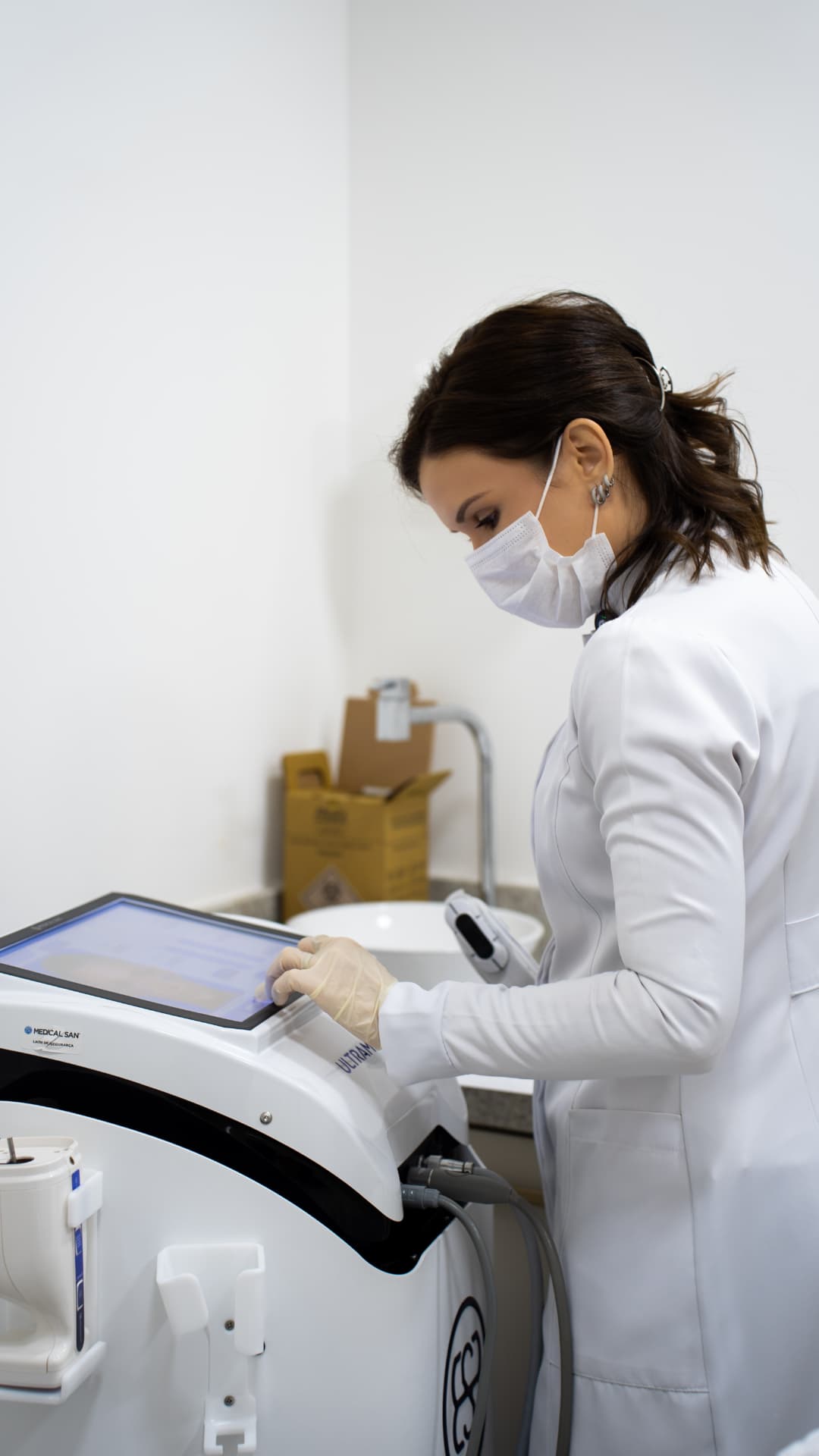 Laís operando o equipamento Ultramed 9D